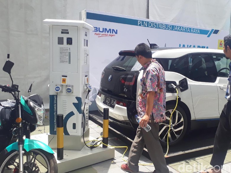 Mobil listrik sedang dicas. Foto: Fadhly Fauzi Rachman/detikFinance Mobil listrik sedang dicas. Foto: Fadhly Fauzi Rachman/detikFinance