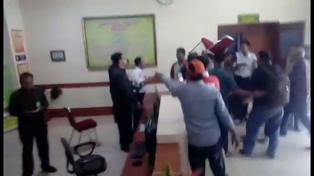 Detik-detik Kursi Melayang ke Wajah Ketua PN Jambi
