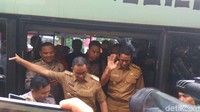 Anies-Sandi bersama-sama naik transJ untuk meninjau pembangunan underpass Mampang, Selasa (17/10) (Foto: Mochammad Zhacky Kusumo/detikcom)