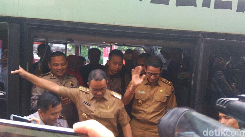 Naik Bus TransJ, Anies-Sandiaga Ingin Cek Rute Naik Bus TransJ, Anies-Sandiaga Ingin Cek Rute