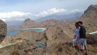 Istri Djarot, Happy Djarot mengupload foto liburan mereka di Pulau Padar
