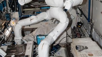 Robonaut 2 ini punya kaki khusus untuk berpegangan pada permukaan. (Foto: Internet)