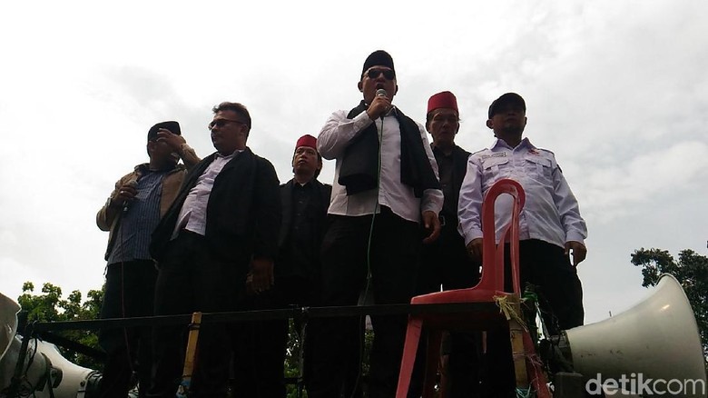 Gagal Bertemu Anies-Sandi, Massa Tolak Reklamasi Bubarkan Diri Gagal Bertemu Anies-Sandi, Massa Tolak Reklamasi Bubarkan Diri