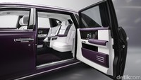 Pintu Phantom terbuka lebar dengan posisi pilar yang berbeda dari mobil pada umumnya. Ini akan mempermudah penumpang masuk ke dalamnya. Foto: Instagram/rollsroycemedia