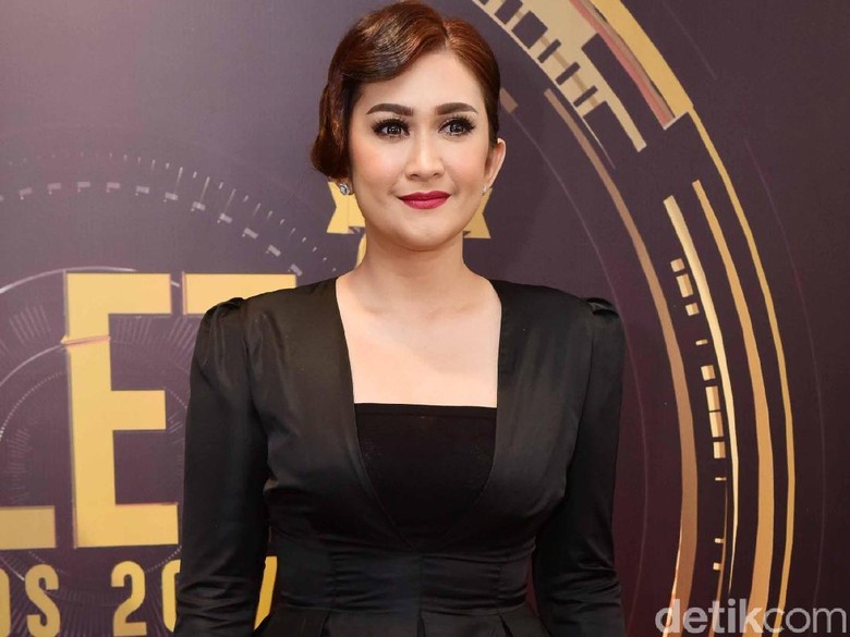 Cara Nafa Urbach Jelaskan ke Anak Kenapa Zack Lee Tidak Tinggal Bersamanya Cara Nafa Urbach Jelaskan ke Anak Kenapa Zack Lee Tidak Tinggal Bersamanya