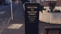 Baldwin Street bahkan sudah masuk dalam Guinness World Record sebagai jalan paling curam di dunia. Banyak turis penasaran yang datang kemari, sejumlah event pun digelar (celineiscc/Instagram)