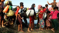 Gelombang pengungsi asal Rohingya tiba di Palang Khali, Bangladesh, Senin (16/10) waktu setempat. Jorge Silva/Reuters.