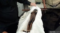 Tidak ada sesajen maupun bunga serta minyak wangi seperti ritual pada umumnya yang dilakukan pada sesuatu yang berbau mistis.
