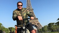 Berjalan-jalan di Paris juga ia lakukan dengan mengayuh sepeda. (Foto: Instagram @schwarzenneger)