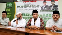 Wakil Ketua PWNU DKI Munahar Muchtar memberikan keterangan pers terkait peringatan Hari Santri Nasional 2017. Pool/PWNU.