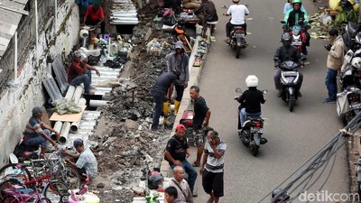 PKL Ini Nekat Gelar Lapak di Atas Proyek Perbaikan Trotoar