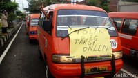 Mereka juga menuntut Pemkot membuat peraturan yang baku tentang larangan kendaraan online.