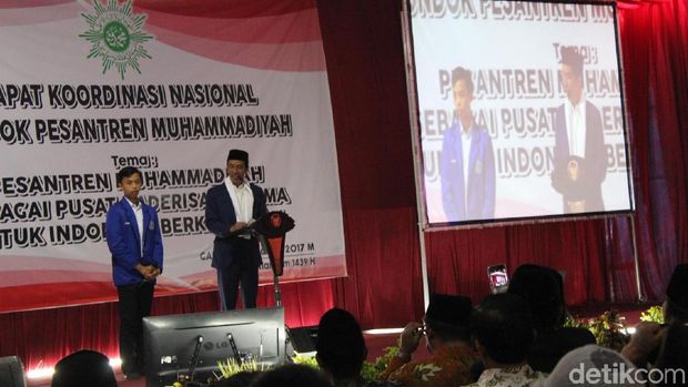 Saat Santri di Garut Tagih Sepeda ke Jokowi