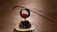 Cake ini, misalnya, dibuat Leib dengan kaca yang dipoles, porselen yang dicetak, dan banyak lainnya. Kaca raspberry bahkan dibuat dengan tangan.