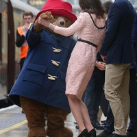 Orla Kiely sebenarnya tidak pernah membuat lini khusus busana hamil. Hanya saja postur tubuh Kate Middleton yang langsing membuat ia masih cukup menggunakan baju-baju dari lini biasa. Foto: Dok. Getty Images