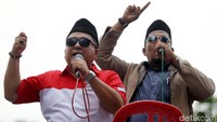 Perwakilan demostran berorasi.