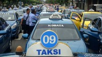 Ratusan kendaraan ini terdiri dari taksi, angkot, Koprades, ojek dan becak.