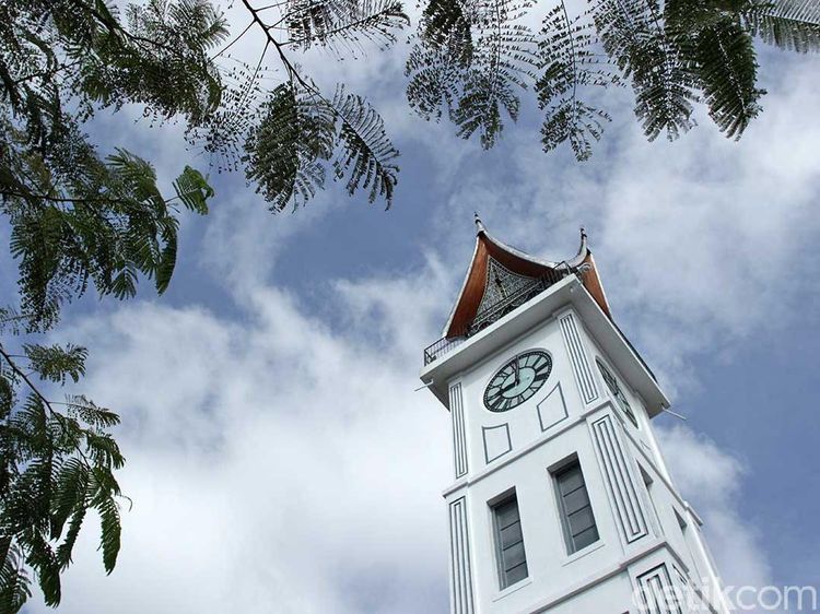 Jam Gadang Berusia 100 Tahun, Saksi Sejarah yang Memikat Wisatawan