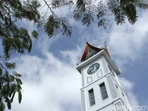 Jam Gadang Berusia 100 Tahun, Saksi Sejarah yang Memikat Wisatawan