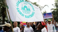 Dalam orasinya mereka menyatakan diri sebagai pendukung Gubernur Anies Baswedan dan Sandiaga Uno saat Pilkada DKI Jakarta lalu dan menagih janji gubernur.