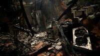 Kebakaran hutan di Vouzela, Portugal, telah merambah ke pemukiman warga. Pedro Nunes/Reuters.