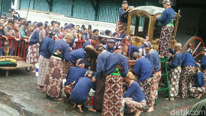 Melihat Prosesi Jamasan Kereta Pusaka Keraton Ngayogyakarta Melihat Prosesi Jamasan Kereta Pusaka Keraton Ngayogyakarta