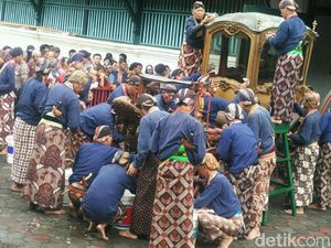 Melihat Prosesi Jamasan Kereta Pusaka Keraton Ngayogyakarta