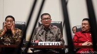 Ketua Pansus Angket KPK Agun Gunandjar (tengah) memberikan keterangan terkait tidak hadirnya pimpinan KPK.