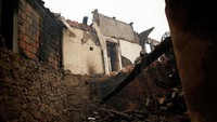 Sejumlah rumah di Pinheiro do Azere, Portugal, terbakar api. Pedro Nunes/Reuters.