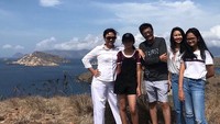 Djarot sekeluarga mulai liburan ke kawasan Komodo sejak Senin (17/10/2017). Terlihat raut wajah Djarot amat bahagia dan lepas dalam liburannya kali ini