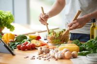 Mau Jadi Vegetarian seperti Mo Sidik? Ini Saran Ahli Gizi