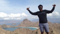 Setelah dari Pulau Komodo, Djarot sekeluarga melanjutkan perjalanan ke Pulau Padar. Mereka trekking sampai ke puncak pegunungannya untuk melihat panorama alam yang indah (Dok. Instagram Happy Djarot)