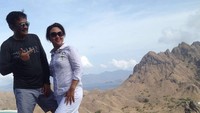 Mantan Gubernur DKI Jakarta Djarot Saiful Hidayat berlibur ke Labuan Bajo dengan salah satu lokasi yang dikunjungi adalah Pulau Padar. Dalam caption foto istri Djarot, Happy Djarot di Instagram menuliskan Untuk mencapai puncak keindahan butuh perjuangan, (Dok. Instagram Happy Djarot)