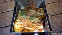 Kalau ada yang bertanya apa kuliner otentik dari Osaka? Jawabannya adalah Takoyaki. Inilah jajanan bola-bola tepung berisi gurita yang sudah begitu familiar di lidah kita (Wahyu/detikTravel)