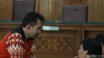 Aditya Trihatmanto Lamar Pacar, Gaya Busana Denada Pakai Bra di Luar