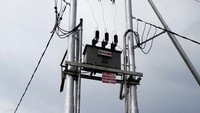 Proses pekerjaan jaringan dimulai awal Agustus 2017 dan saat ini jaringan sudah 100%.  Selain itu, dipasang pula trafo 200 KVA (2x50 KVA dan 1x100 KVA). Dok. PT PLN.