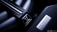 Rolls-Royce Phantom dibekali mesin V12 6.75 L yang bisa menghasilkan tenaga 563 daya kuda dan torsi 900 Nm. Mobil bisa sangat-sangat bertenaga bahkan di kecepatan rendah sekalipun. Foto: Instagram/rollsroycemedia