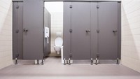 Tipe keempat, adalah tipe orang yang akan memeriksa semua bilik toilet dan memastikan tak ada orang lain kecuali dirinya sendiri. Jika di tengah-tengah aktivitas nongkrong ada orang yang masuk, mereka akan berhenti sejenak sampai orang tersebut pergi. Foto: Thinkstock