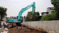 Sejumlah alat berat pun diturunkan untuk memudahkan pengerjaan.