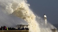 Badai Ophelia juga menerjang wilayah Inggris Raya, dengan peringatan level kuning dikeluarkan otoritas setempat. Foto: AFP PHOTO/Geoff CADDICK