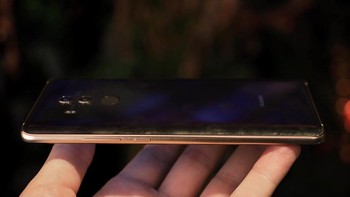 Kecerdasan buatan di Huawei Mate 10 Pro dikatakan dapat secara simultan memproses komputasi kompleks dan berinteraksi dengan sekitarnya. Foto: Pocket Lint