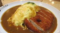 Curry House CoCo Ichibanya memang jadi gerai yang punya andalan kari enak. Jika Anda suka chicken katsu, bisa mencicip Omelette Curry Chicken Cutlet berupa nasi dengan paduan ayam renyah. Kuah karinya gurih sedap! Foto: Istimewa