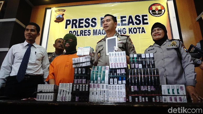 Demi Mencuri, Pemuda Ini Rela Umpetan 20 Jam di Atas Eterniit Toko Demi Mencuri, Pemuda Ini Rela Umpetan 20 Jam di Atas Eterniit Toko