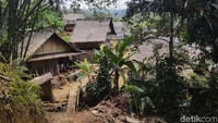 Setiap kampung di Baduy baik Luar atau Dalam masing-masing memiliki leuwit atau lumbung.