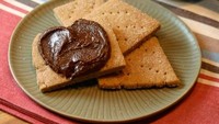 Nutella enak dioleskan pada biskuit apapun termasuk Graham cracker. Anda bisa mengolesi Nutella di atasnya dan panaskan beberapa detik dalam microwave. Nikmat! Foto: Istimewa