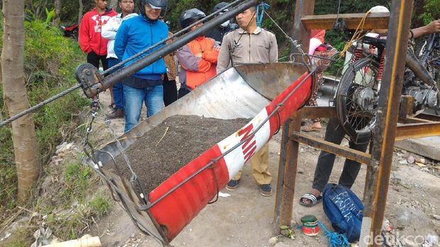 pasir diangkut dengan drum dari dasar sungai