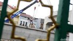 Tiang LRT yang Timpa Rumah Berhasil Dievakuasi