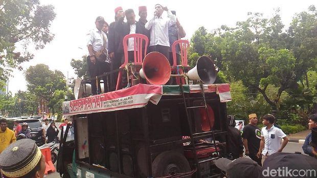 Gagal Bertemu Anies-Sandi, Massa Tolak Reklamasi Bubarkan Diri