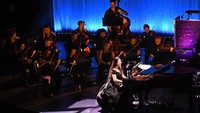 Konser Evanescence menjadi begitu mewah dengan iringan musik orkestra. Foto: Ethan Miller/Getty Images