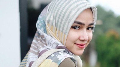 Foto: 8 Gaya Hijab Selebgram Pakai Kerudung Voal Bermotif yang Hits